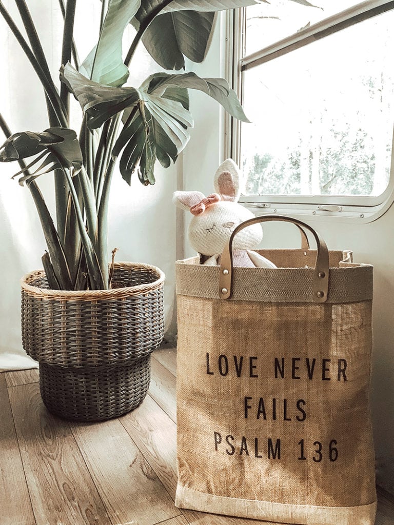 Tour this tiny home that feels more like a cozy cottage than a camper! Photos from CleverFoxMama (Instagram)