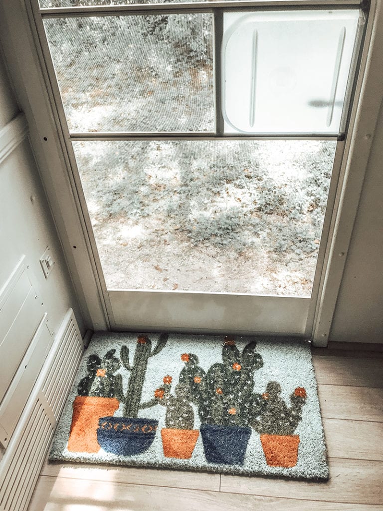 Tour this tiny home that feels more like a cozy cottage than a camper! Photos from CleverFoxMama (Instagram)