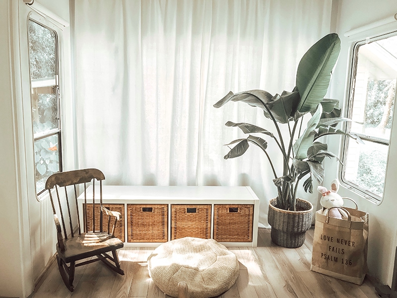 Tour this tiny home that feels more like a cozy cottage than a camper! Photos from CleverFoxMama (Instagram)