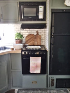 Tour this Modern Country Travel Trailer Renovation from Kalifornia Kountry of Instagram! Featured on MountainModernLife.com