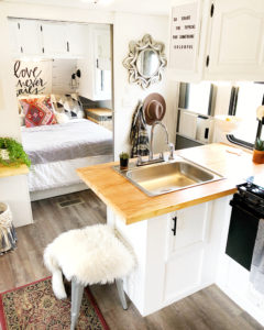 (Camper) Design Vibes Featuring ThoseByrneGirls: See how a family of 6 travels in this bohemian-inspired Camper! MountainModernLife.com