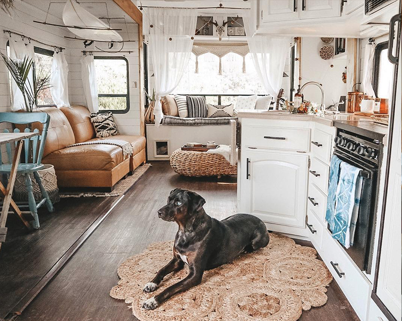 See how a couple transformed their outdated RV into a boho surf shack! Renovation from @ShelbyAdrift - Featured on MountainModernLife.com!