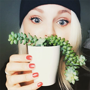 The interior of this bohemian 5th wheel is a botanical wonderland! Featuring @leeannieblivin on mountainmodernlife.com