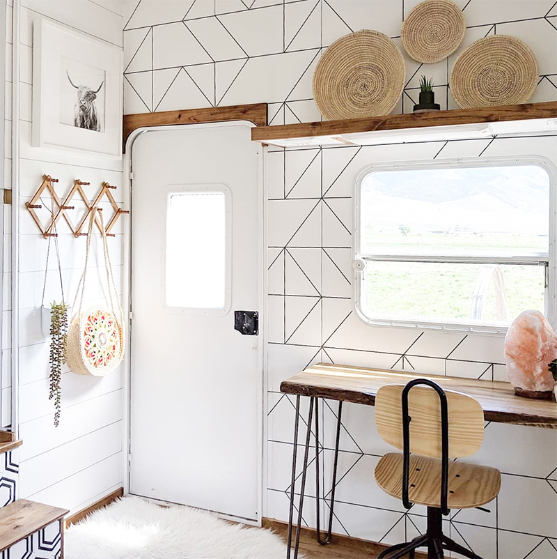 Stunning RV Remodel Featuring @WhiteHouseMuddyFeet on MountainModernLife.com