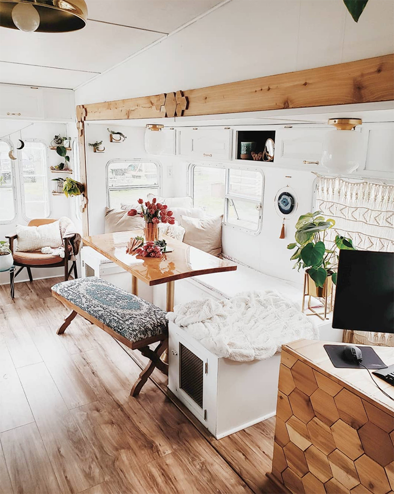 The interior of this bohemian 5th wheel is a botanical wonderland! Featuring @leeannieblivin on mountainmodernlife.com