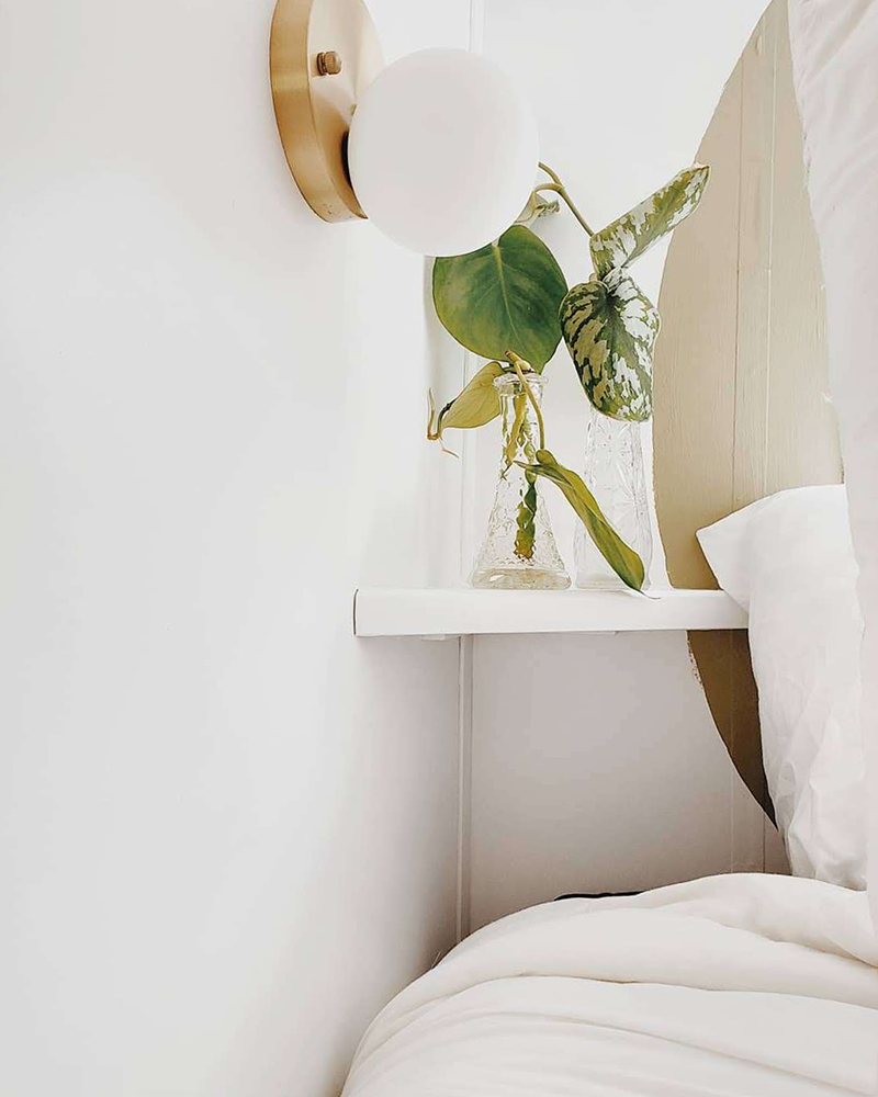 The interior of this bohemian 5th wheel is a botanical wonderland! Featuring @leeannieblivin on mountainmodernlife.com