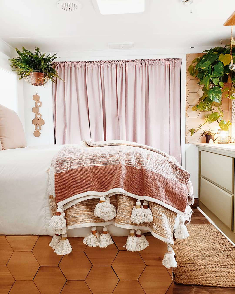 The interior of this bohemian 5th wheel is a botanical wonderland! Featuring @leeannieblivin on mountainmodernlife.com