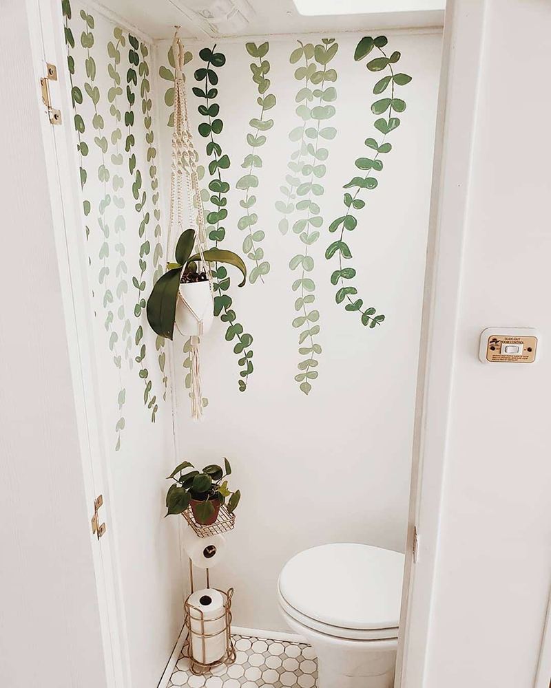 The interior of this bohemian 5th wheel is a botanical wonderland! Featuring @leeannieblivin on mountainmodernlife.com