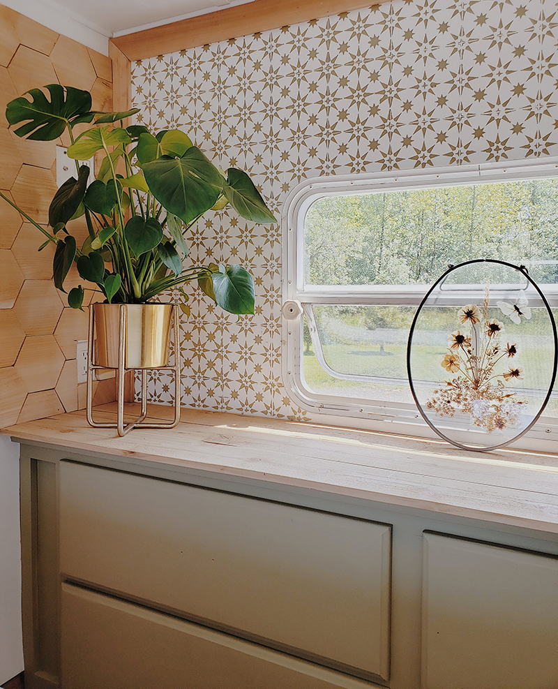 The interior of this bohemian 5th wheel is a botanical wonderland! Featuring @leeannieblivin on mountainmodernlife.com