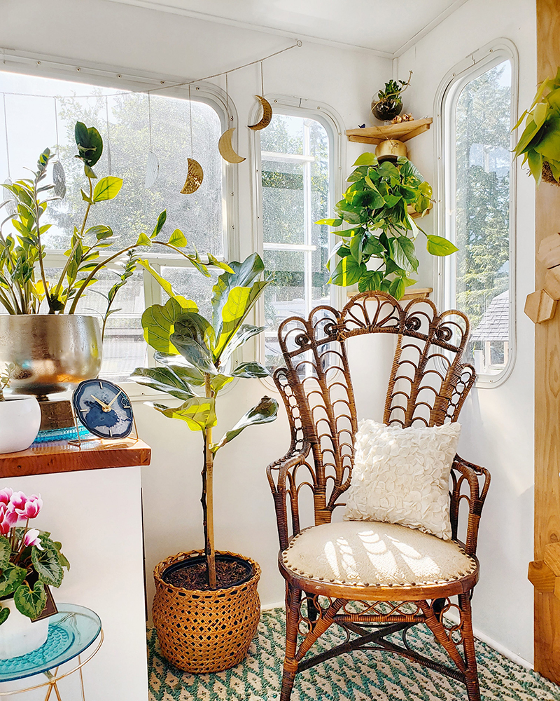 The interior of this bohemian 5th wheel is a botanical wonderland! Featuring @leeannieblivin on mountainmodernlife.com