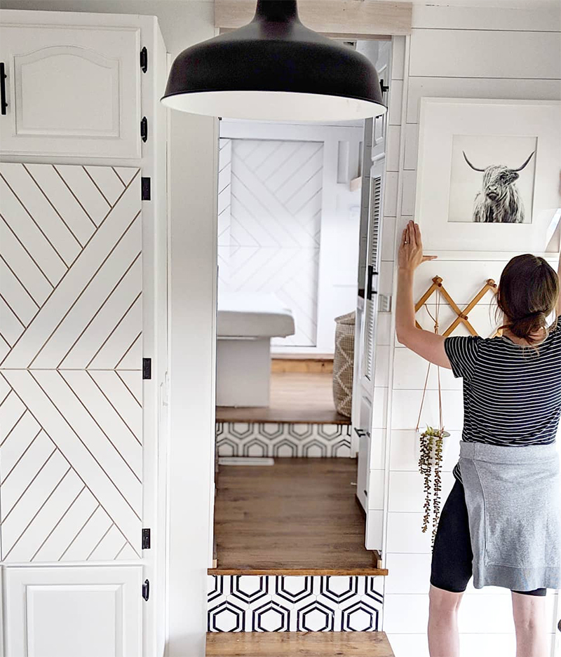 This family transformed their RV into a tiny modern farmhouse! Featuring @WhiteHouseMuddyFeet on MountainModernLife.com
