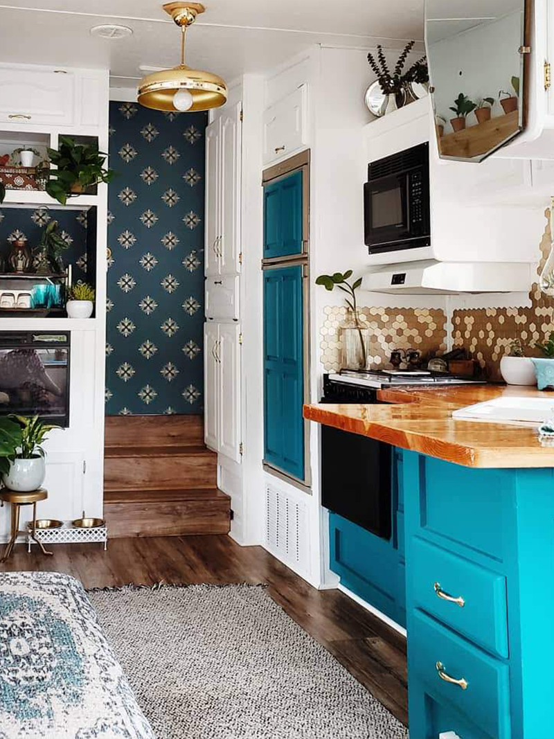 The interior of this bohemian 5th wheel is a botanical wonderland! Featuring @leeannieblivin on mountainmodernlife.com