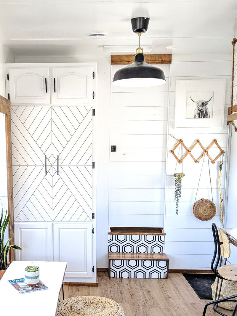 This family transformed their RV into a tiny modern farmhouse! Featuring @WhiteHouseMuddyFeet on MountainModernLife.com