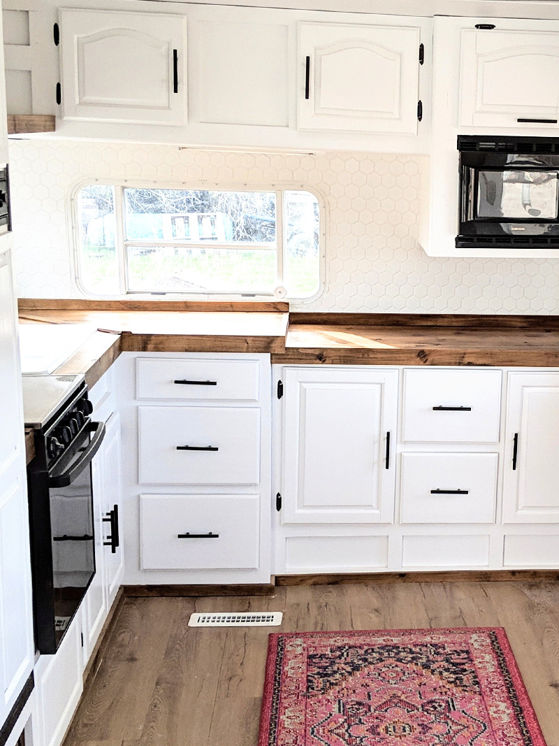 This family transformed their RV into a tiny modern farmhouse! Featuring @WhiteHouseMuddyFeet on MountainModernLife.com