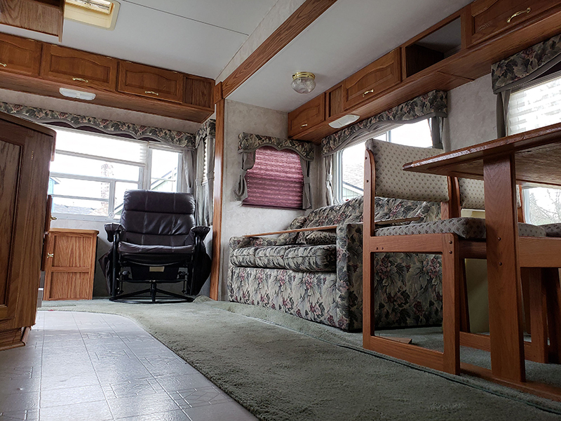 5th Wheel before renovation from @leeannieblivin