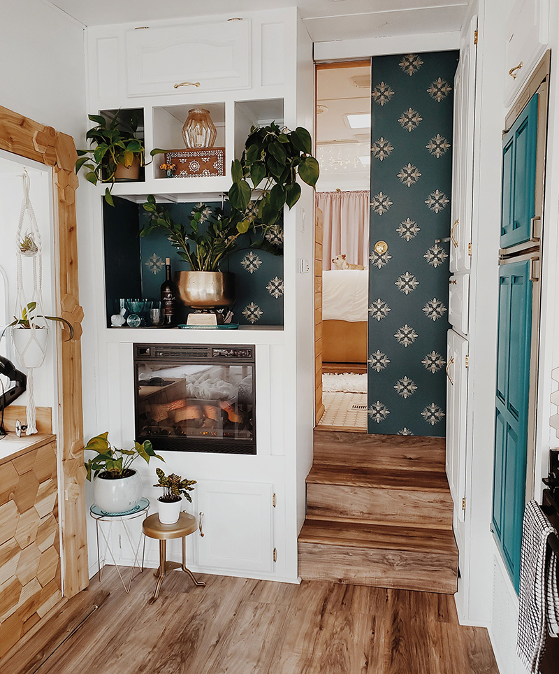 The interior of this bohemian 5th wheel is a botanical wonderland! Featuring @leeannieblivin on mountainmodernlife.com