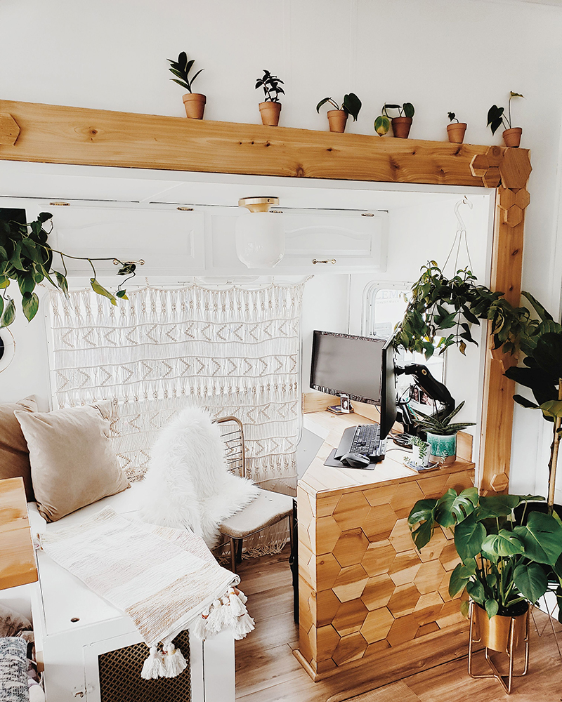 The interior of this bohemian 5th wheel is a botanical wonderland! Featuring @leeannieblivin on mountainmodernlife.com