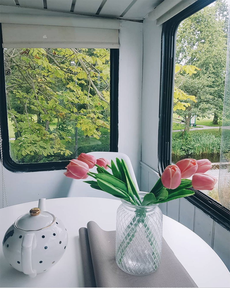 Check out this stylish caravan makeover from a couple that travels around Ireland! Featuring @fifthwheel.fixerupper on MountainModernLife.com