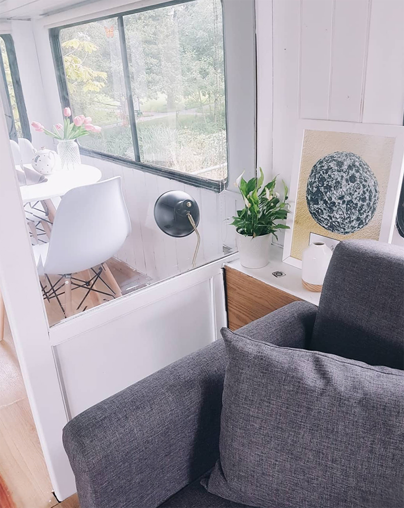 Check out this stylish caravan makeover from a couple that travels around Ireland! Featuring @fifthwheel.fixerupper on MountainModernLife.com