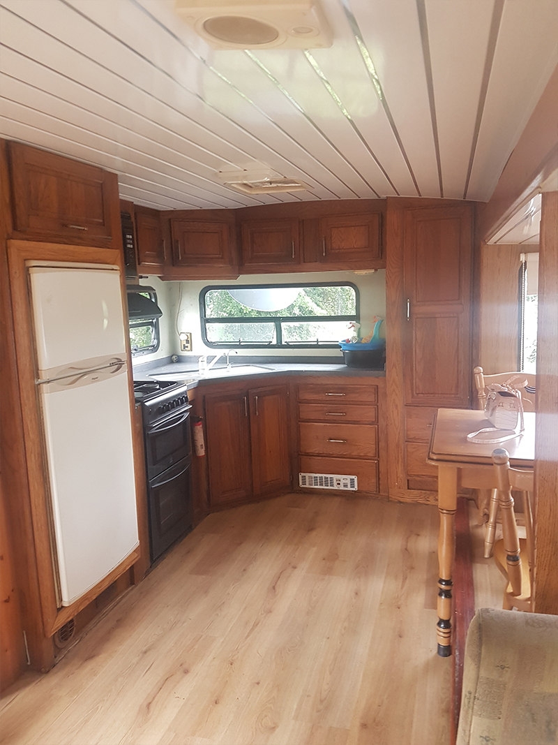 Caravan Before photo from @fifthwheel.fixerupper
