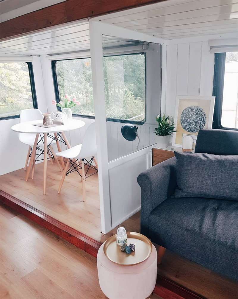 Check out this stylish caravan makeover from a couple that travels around Ireland! Featuring @fifthwheel.fixerupper on MountainModernLife.com