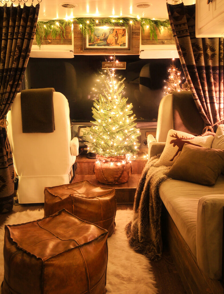 camper Christmas decorating