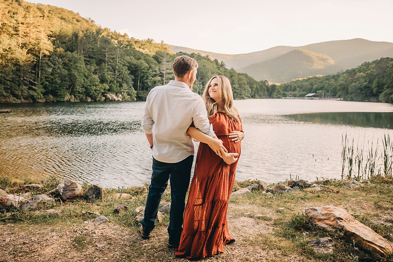 maternity photoshoot at Vogel State Park from Jessica Reeves Photography