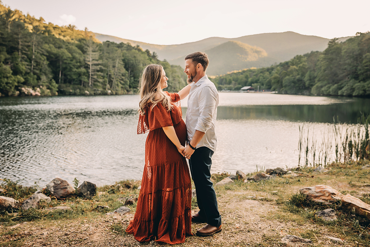 mountain maternity photoshoot at Vogel State Park from Jessica Reeves Photography