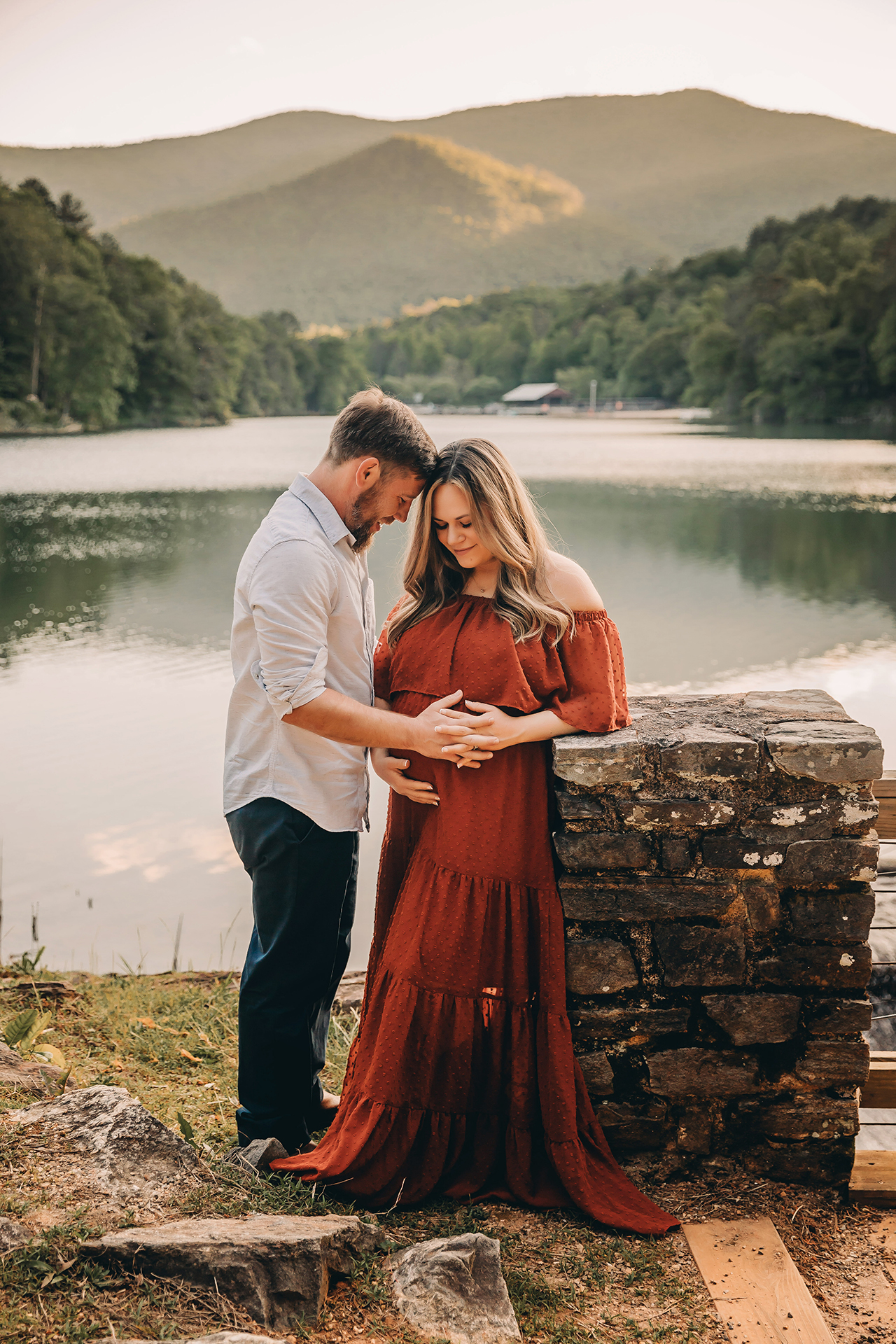 mountain maternity photoshoot at Vogel State Park from Jessica Reeves Photography