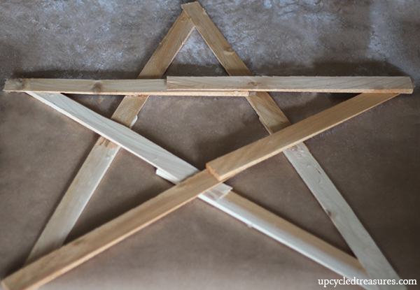 Want to bring your front door in on the Holiday spirit? Check out this detailed walk through on how to make a twig star wreath! UpcycledTreasures.com